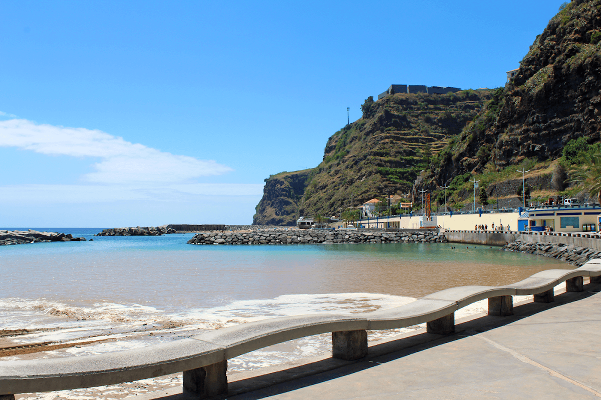 Praia de Zona Balnear Santa Cruz (calheta)